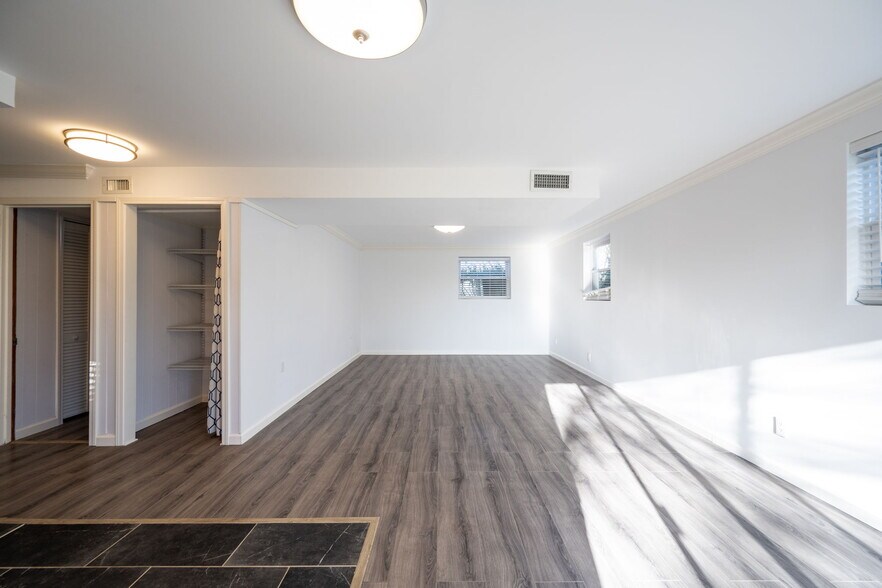 Building Photo - 85 Meadowdew Ln