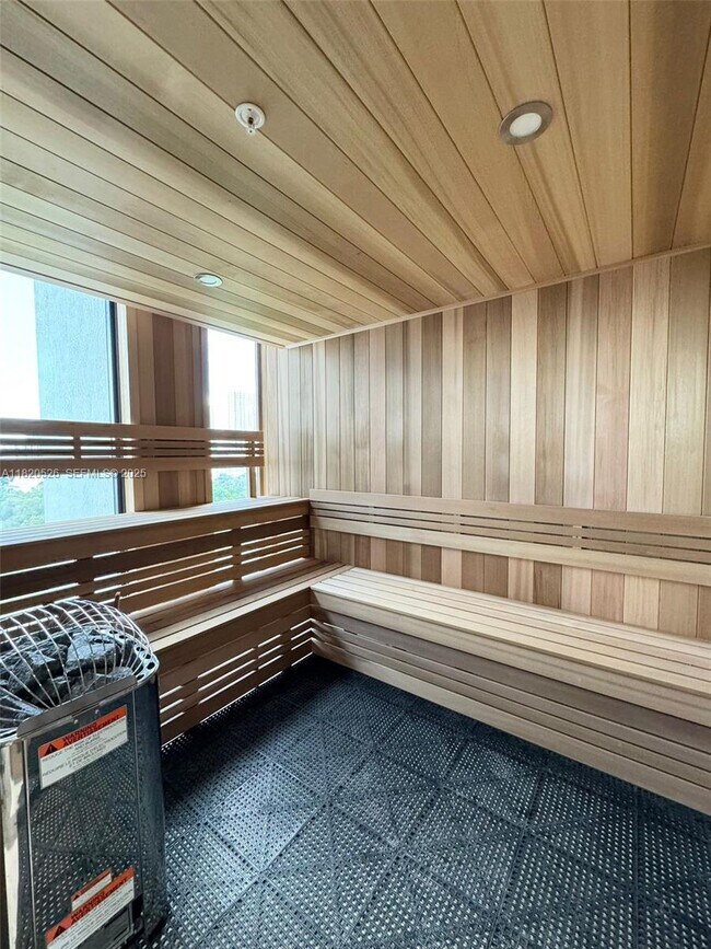 Building Photo - 1642 NE 1st Ave