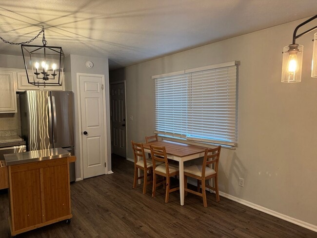 Building Photo - 3977 Sparkhill Dr