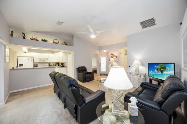 Building Photo - Nestled in the picturesque community of Rotonda Lakes!
