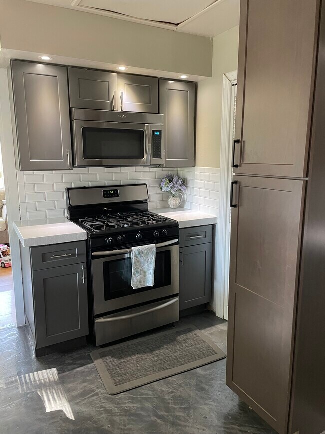 Building Photo - 317 Stelko Ave