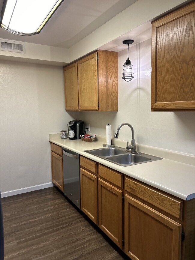 Building Photo - 2 bedroom downtown condo next to the Hospi...