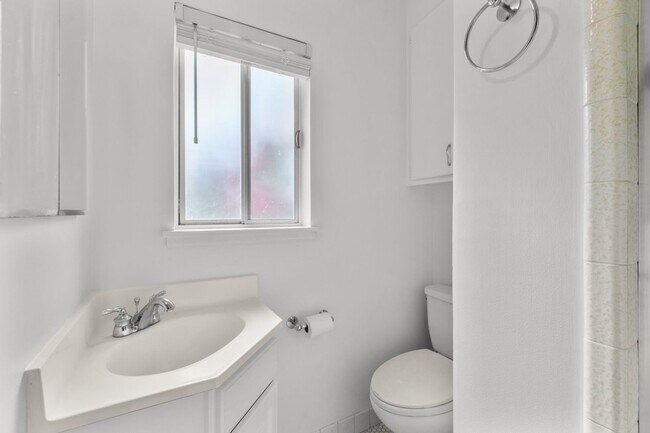 Building Photo - Upper Dimond/Lincoln Highlands Wonderful Craftsman Home!