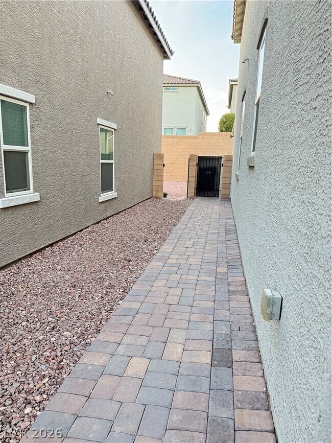 Building Photo - 5573 Anshan St