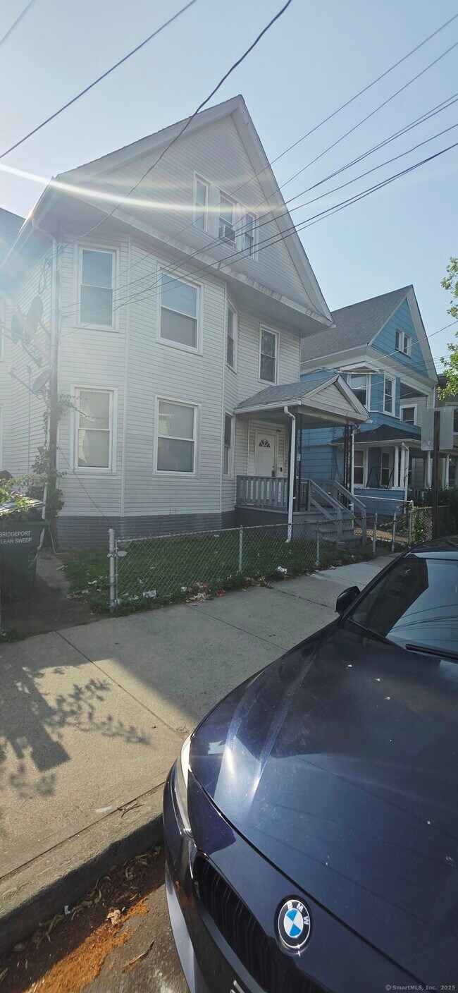 Building Photo - 273 Brooks St