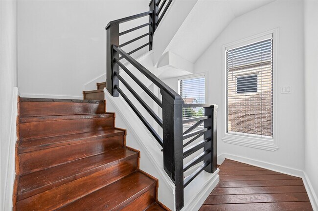 Building Photo - 708 W Clay St