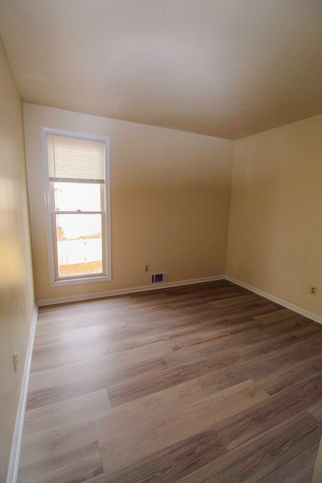 Building Photo - 507 W 4th St