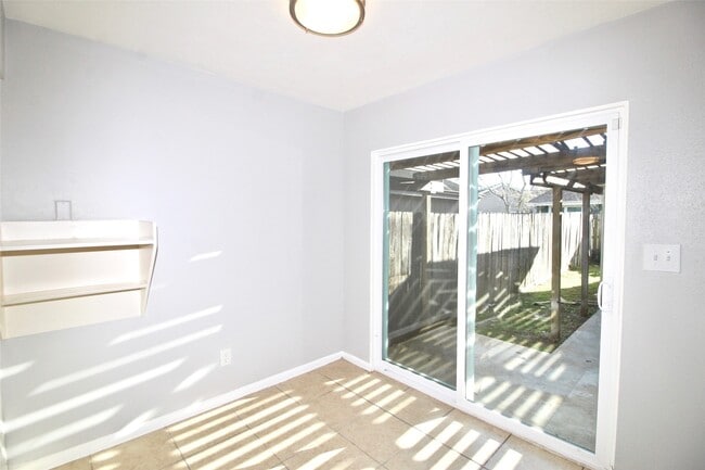 Building Photo - 2126 Highland Hills Dr
