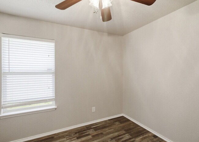 Building Photo - Open Living, Private Backyard, Great Location