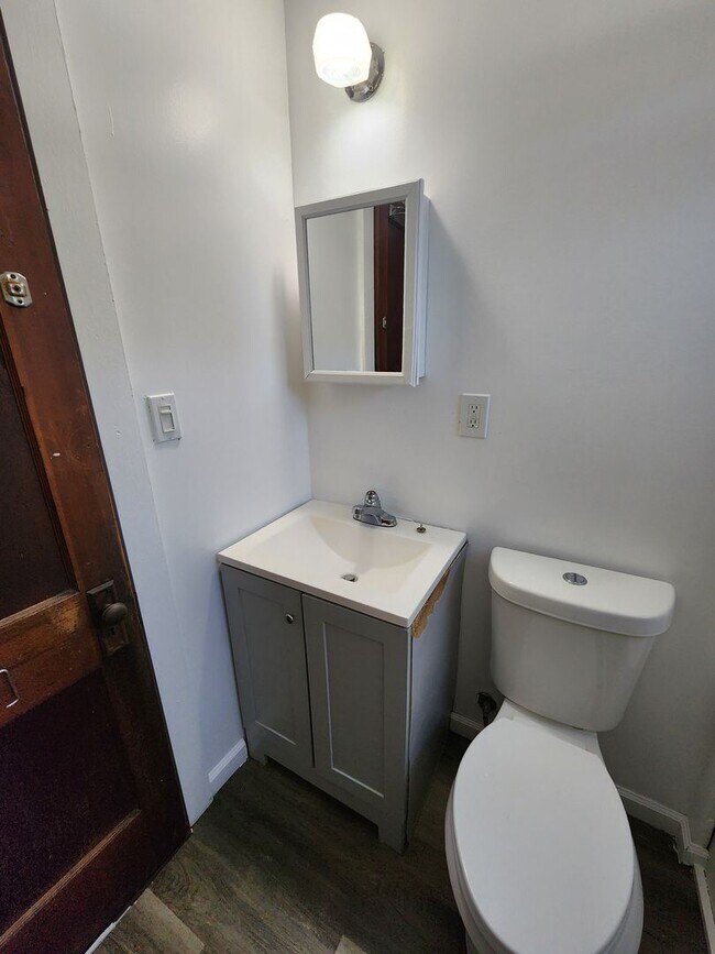 Building Photo - 3 Bedroom 1st Floor For Rent