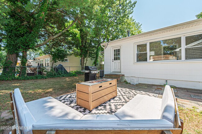Building Photo - 472 Pinecroft Dr
