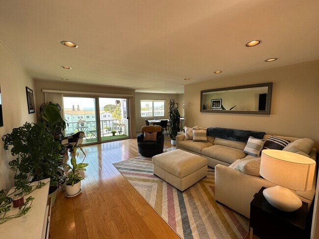 Building Photo - 3707 E Livingston Dr