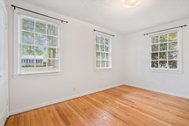 Building Photo - Remodeled Beauty in County Club Village