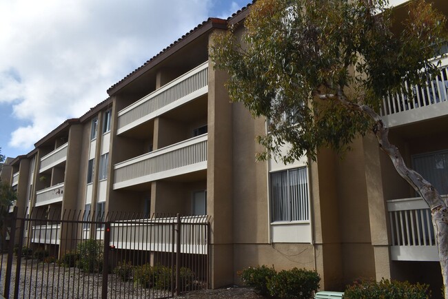 Building Photo - 1 Bedroom 1 Bath First Floor Condo in Paci...