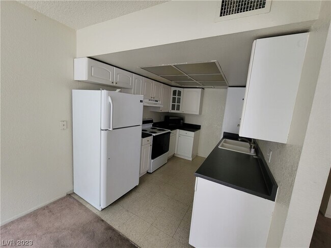 Building Photo - 241 Misty Isle Ln