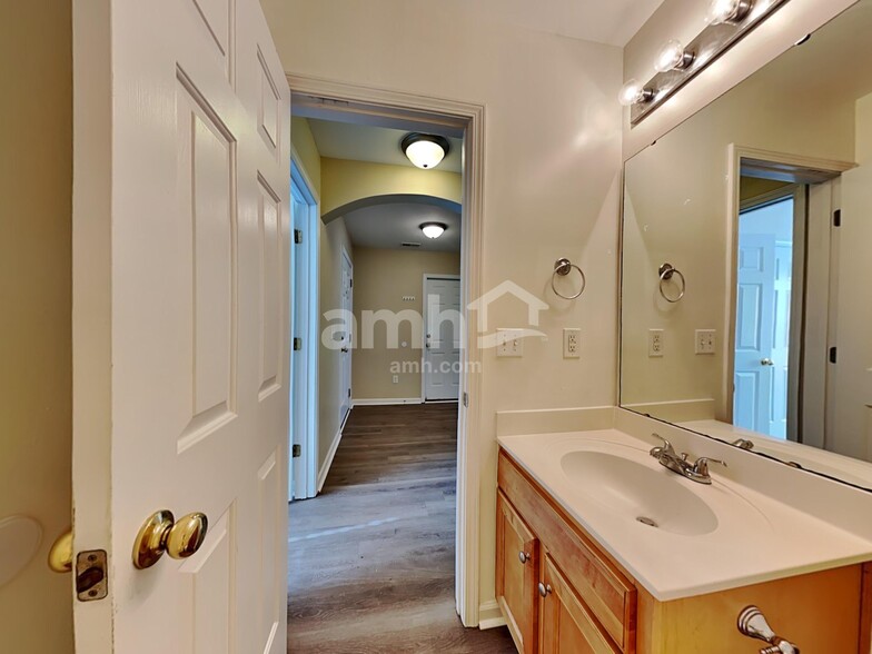 Building Photo - 411 Pine Hill Ln