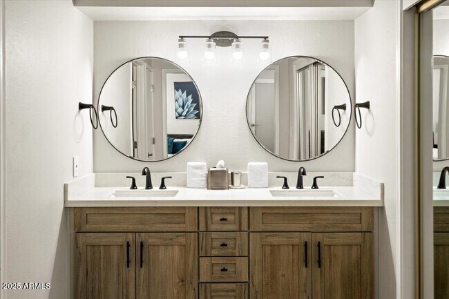 Building Photo - 6547 E Voltaire Ave