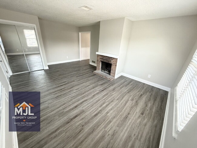 Building Photo - Renovated 2 Bedroom/ 1 Bath Apartment with Garage *READY NOW*