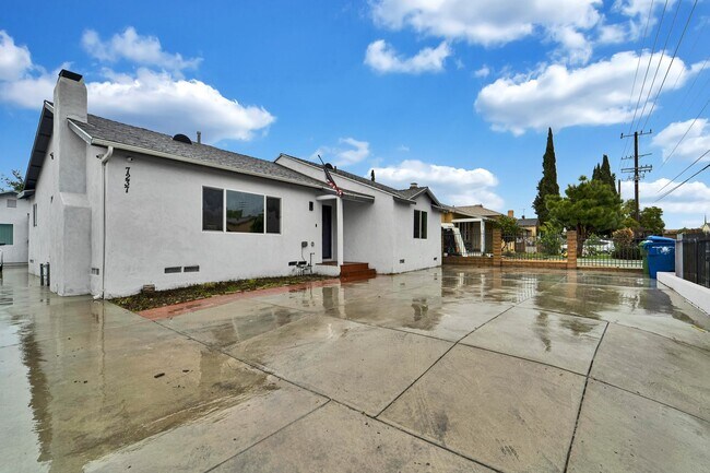 Building Photo - 7237 Tujunga Ave