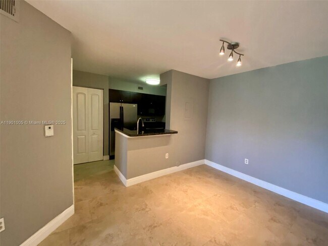 Building Photo - 2851 N Oakland Forest Dr