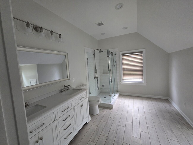 Building Photo - "3-Bed Home on Briarwood Rd: Spacious 1895...