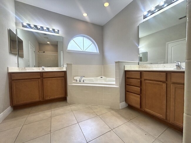 Building Photo - 13220 Fountainbleau Dr