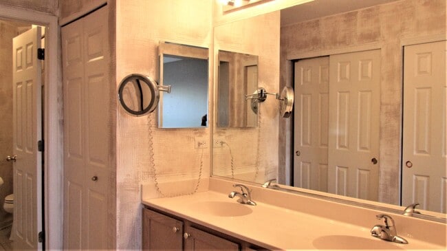 Building Photo - 1542 E Chivalry Ct