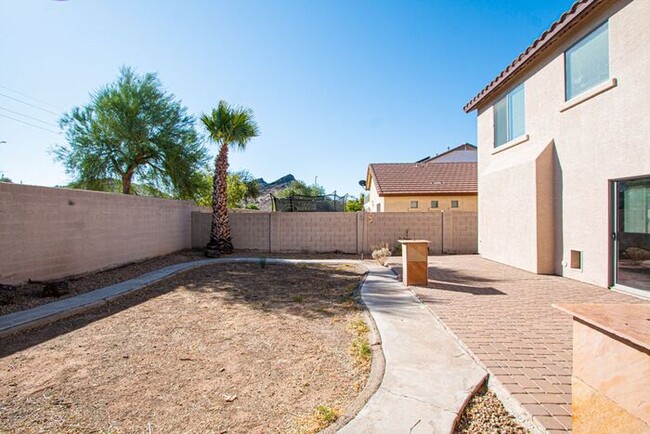 Building Photo - Welcome to this stunning 4 bedroom, 2.5 ba...