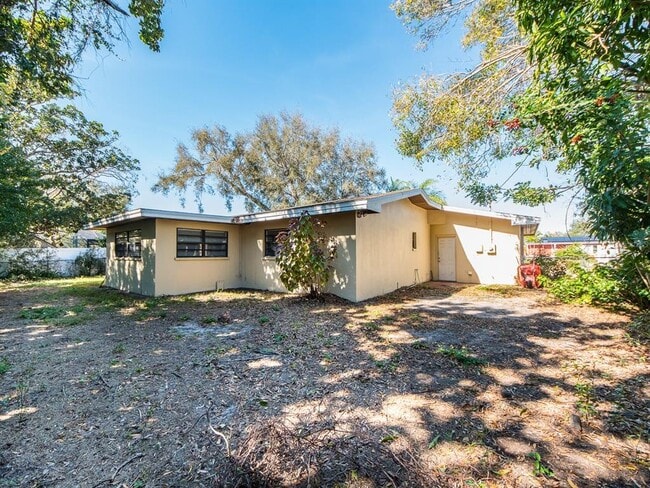 Building Photo - 2242 Indian Ave S