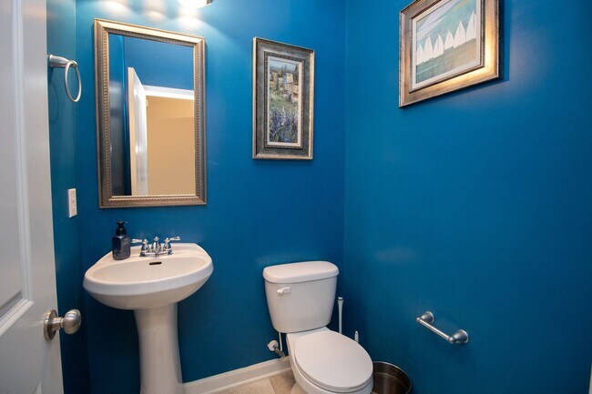 Building Photo - Spacious 3 Bedroom, 2.5 Bathroom Townhome ...