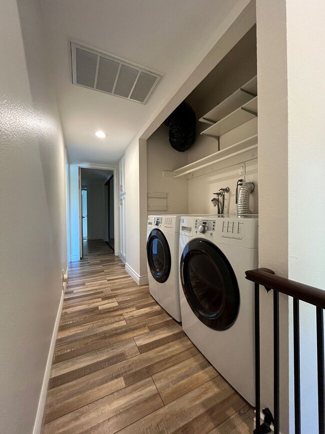 Building Photo - MOVE-IN READY, upgraded 3+3 w/bonus room!