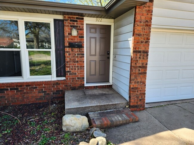 Building Photo - Spacious 3-Bedroom, 1.5-Bathroom Home AVAI...