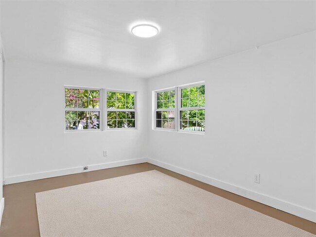 Building Photo - 426 S Ponca Ave