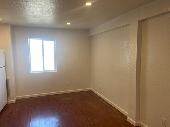Building Photo - 1395 Oakdale Ave