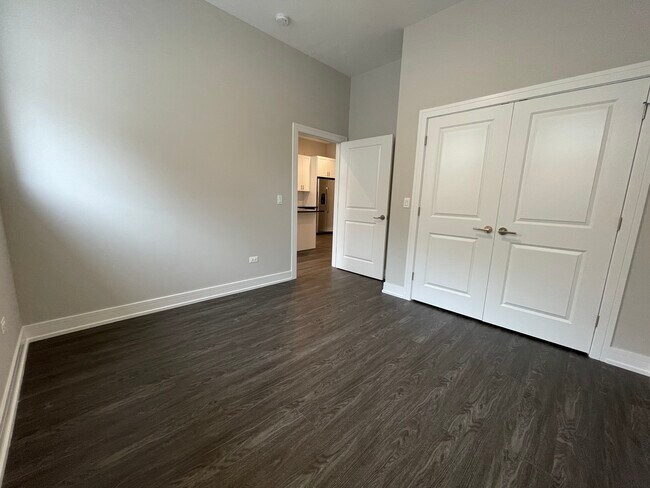 Building Photo - 1730 W Greenleaf Ave