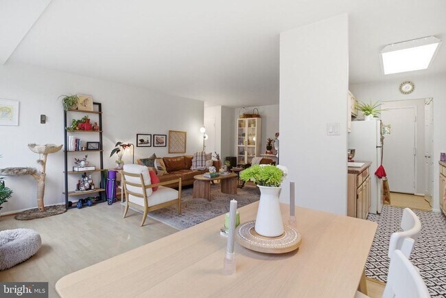 Building Photo - 1210 N Taft St