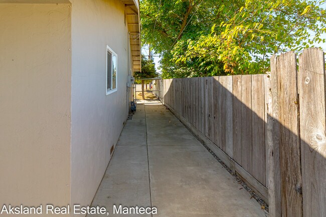 Building Photo - 3005 W Lathrop Rd