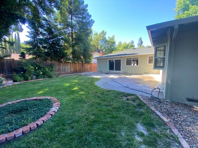 Building Photo - Pleasanton Single Story House 4 bed/2 bath, Downtown next to Amador Valley High! Great Location