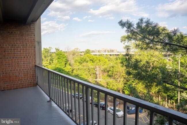 Building Photo - 5801 Quantrell Ave