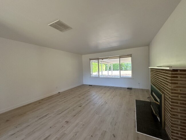 Building Photo - 2 bedroom - Retro Charmer in the Heart of ...