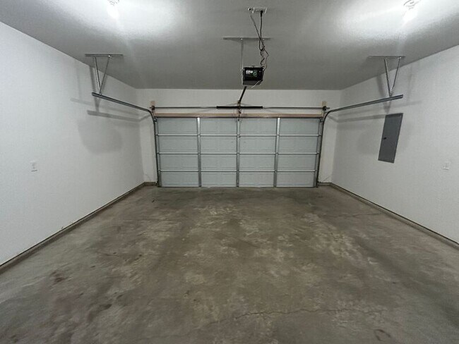 Building Photo - 1400 Pipeline Ave