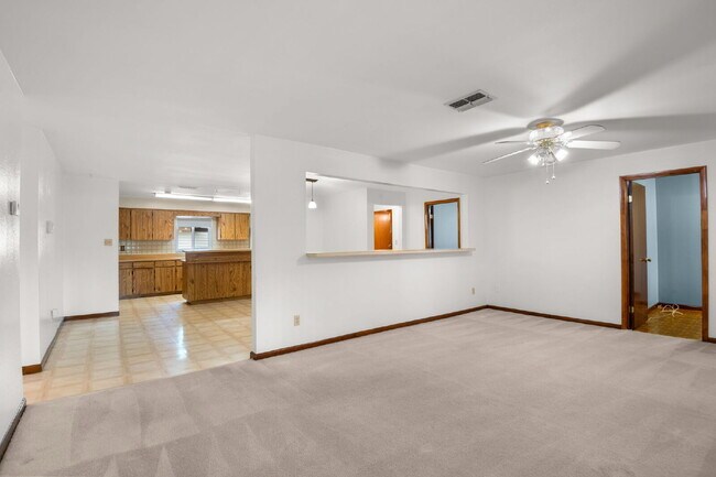 Building Photo - Home For Rent in St Petersburg!