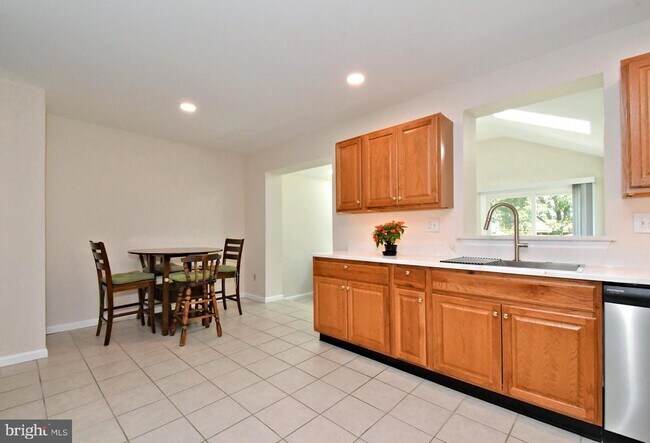 Building Photo - 2489 Hillendale Dr
