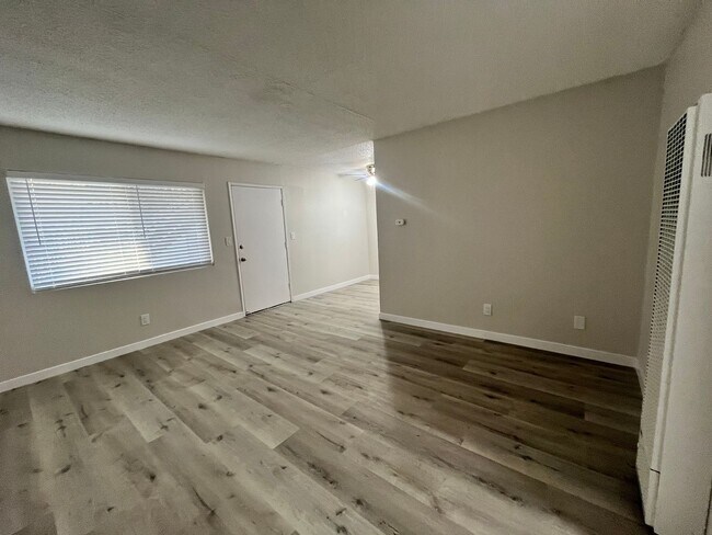 Building Photo - MOVE IN SPECIAL*$500 OFF 2ND MONTHS RENT*SPACIOUS 1 BEDROOM 1 BATH DOWNSTAIRS