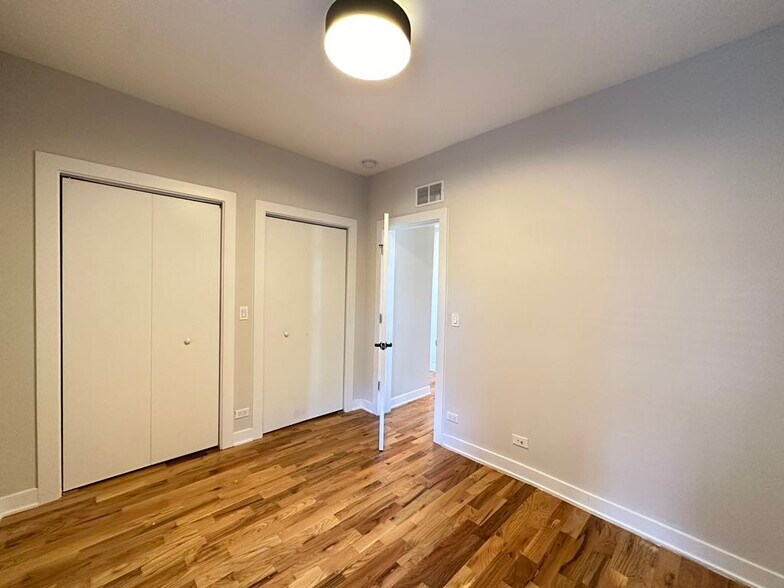 Building Photo - 659 W Wrightwood Ave