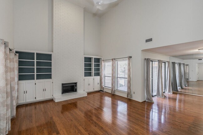 Building Photo - BEAUTIFUL and SPACIOUS Townhome in Ideal L...