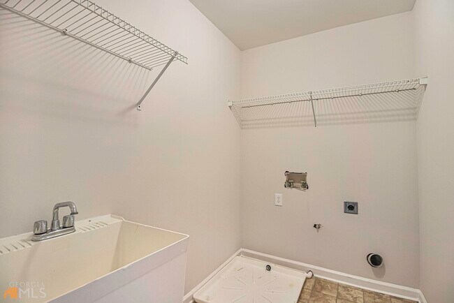 Building Photo - 592 Kenion Forest Way