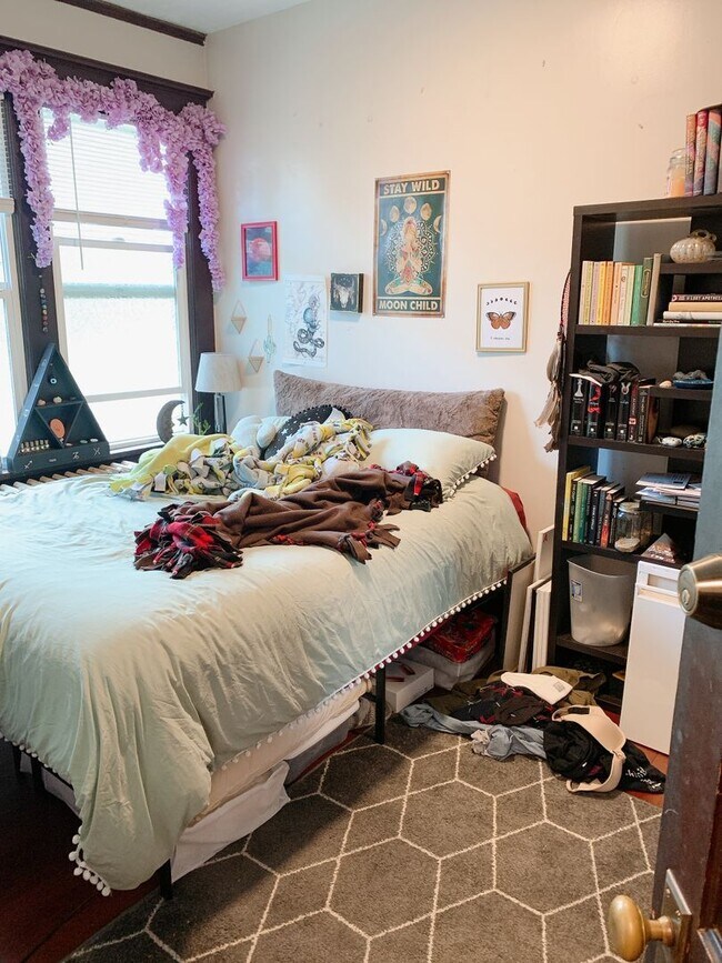 Building Photo - PRELEASE: 7 bdrm/2 bath in the York Neighborhood!