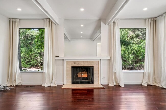 Building Photo - Luxury 3-Level Townhome in Highly Desirable Sharon Heights Neighborhood