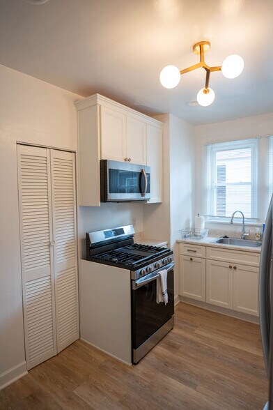 Kitchen w/ walk-in pantry - 1170 Jancey St